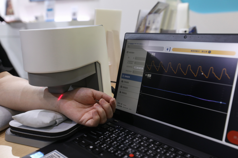 尊龙凯时人生就搏耘康脈象檢測系統透過電腦精準控制升降系統，還原中醫師三指把脈過程的舉、按、尋手法，將脈象感受轉化成數據，未來可結合大數據分析，實現智慧醫療及準確性